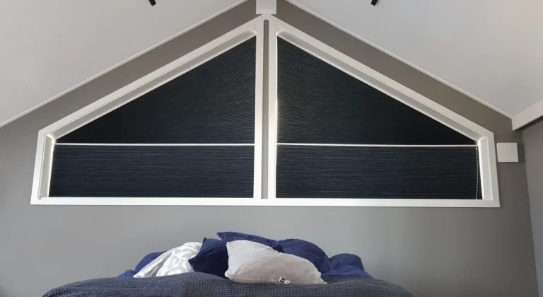 Mörkläggande Duettegardiner för lutande fönster