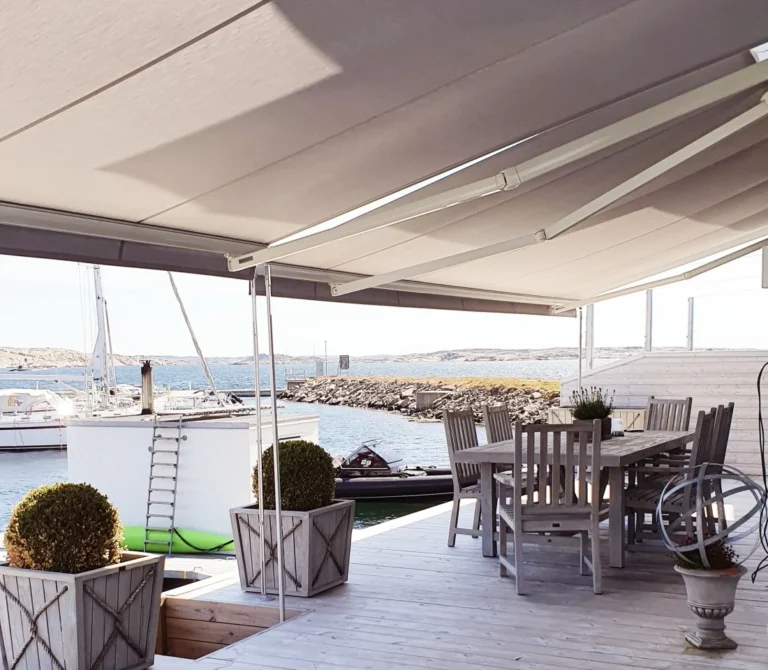 Terrassmarkis R2000 Plus över stor uteplats med havsutsikt