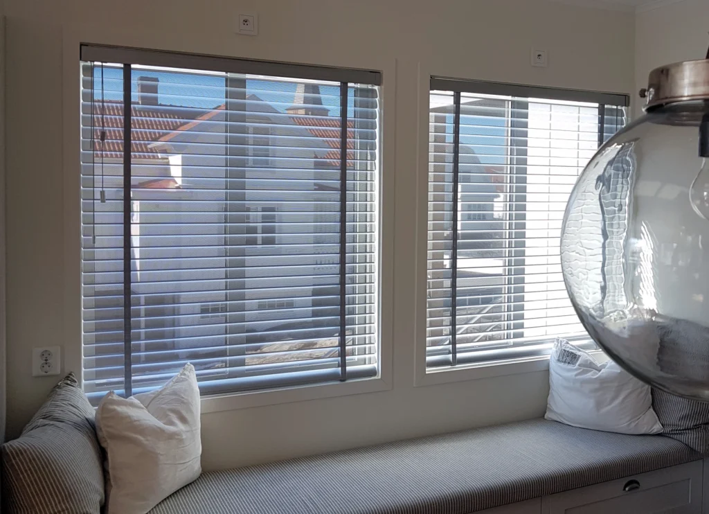 50mm persienn med perforerad lameller för bra utsikt