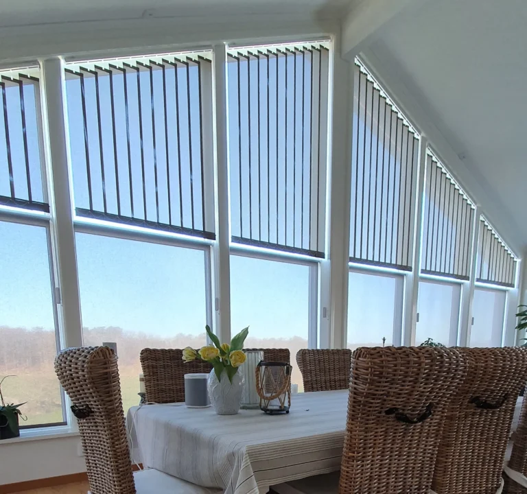 Lamellgardin för lutande fönsterpartier