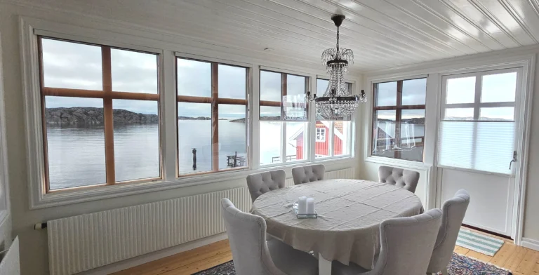 Solfilmsrullgardin, bra bländskydd vit matbordet.