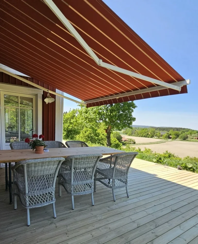 Terrassmarkis med röd färg på markisduken