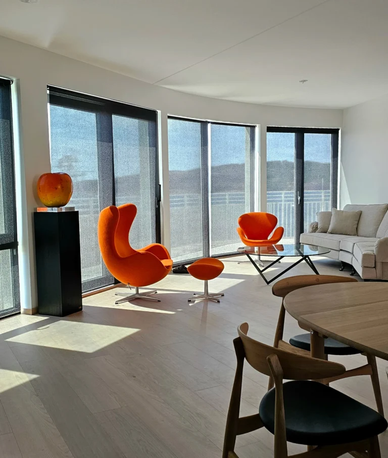 Rullgardiner med effektiv t värmereflekterande väv