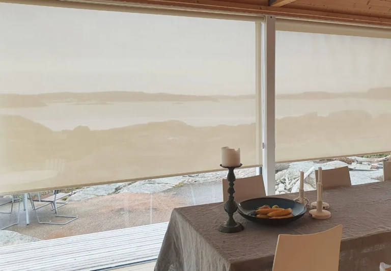 Rullgardiner med genomsikt för bra utsikt