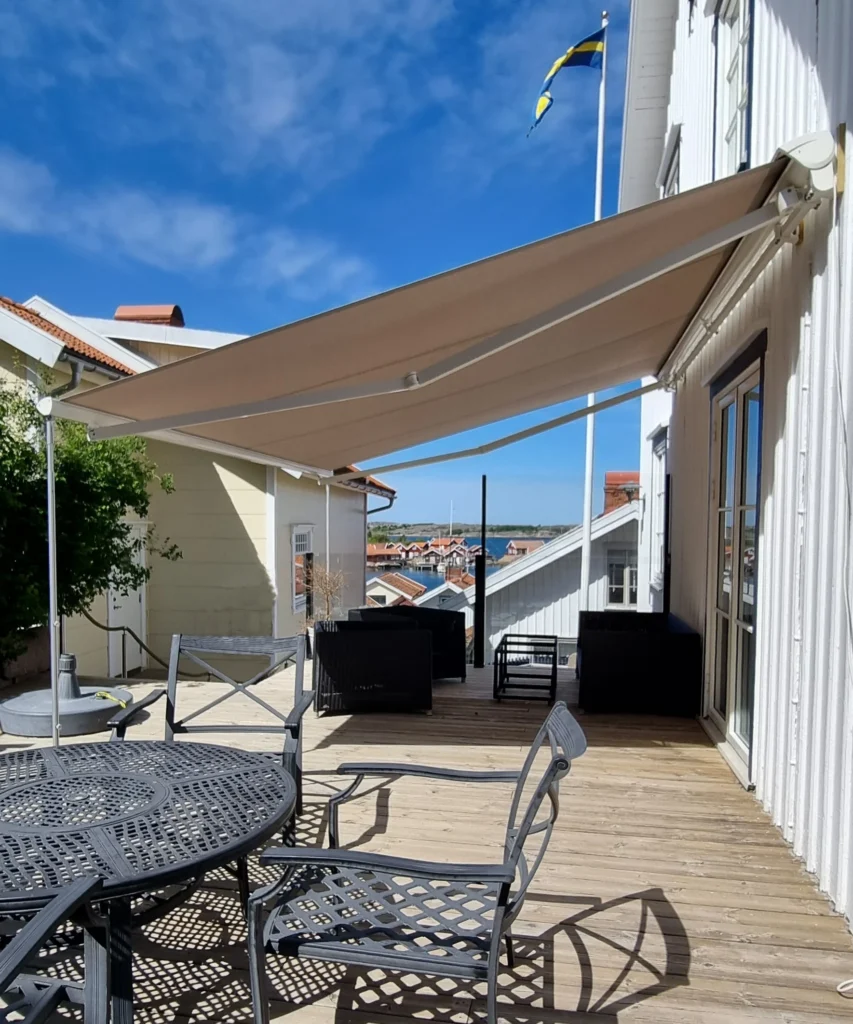 Terrassmarkis R2000 Plus över stor uteplats med havsutsikt